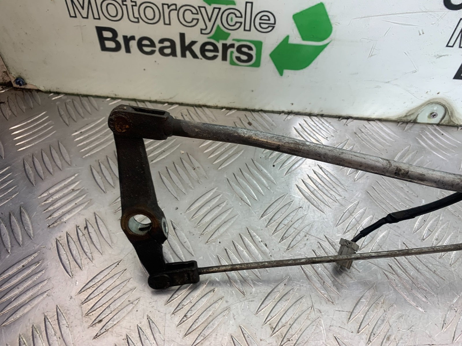 HONDA VT750 SHADOW FRONT RIGHT HANGER & PEDAL    YEAR 2003-2004 (CMB1265)