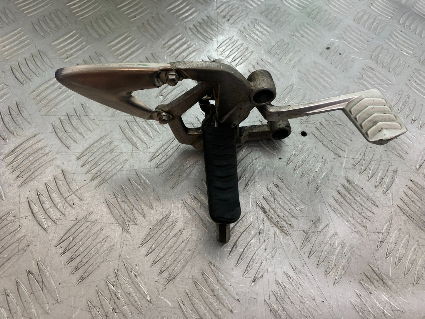 TRIUMPH 1050 SPRINT ST FRONT RIGHT HANGER  2003-2011 (CMB1285)