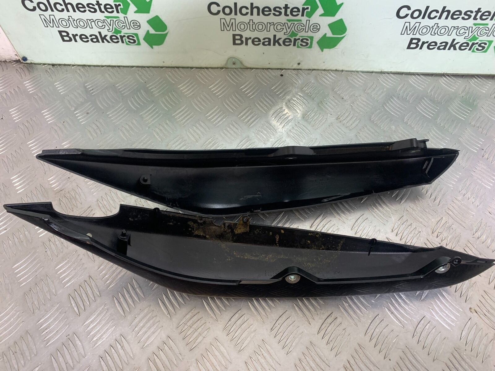 KAWASAKI ER6 N LEFT AND RIGHT SEAT PANELS   YEAR 2005-2008 (CMB1034)