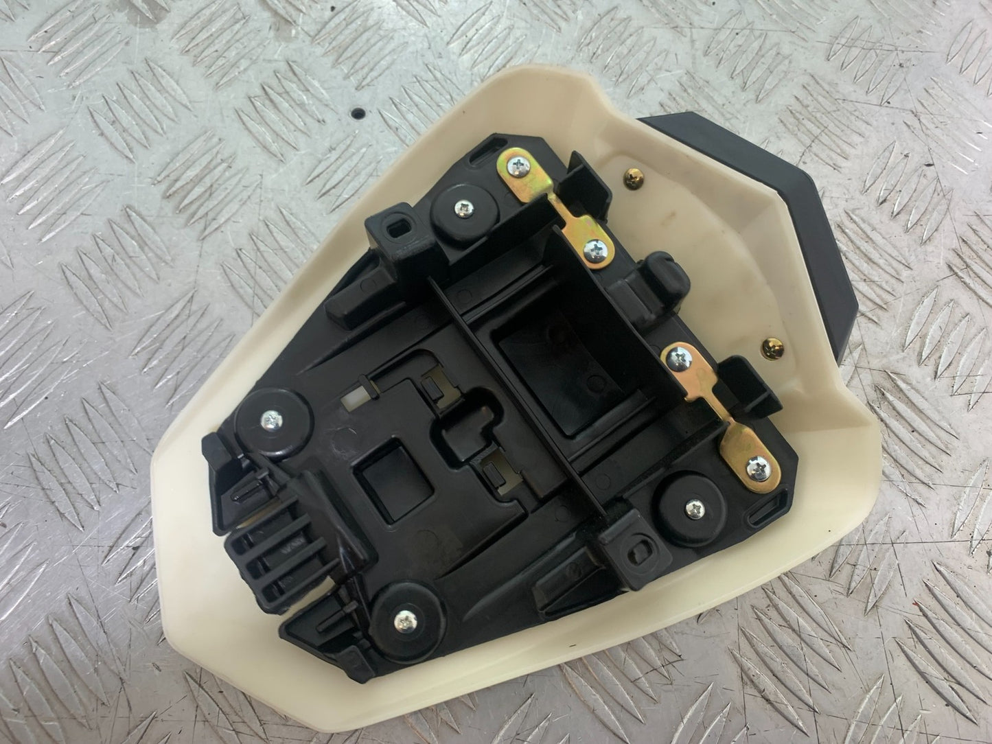 YAMAHA YZF R1 14 B BIG BANG REAR SEAT COWL   2009-14 (CMB1175)