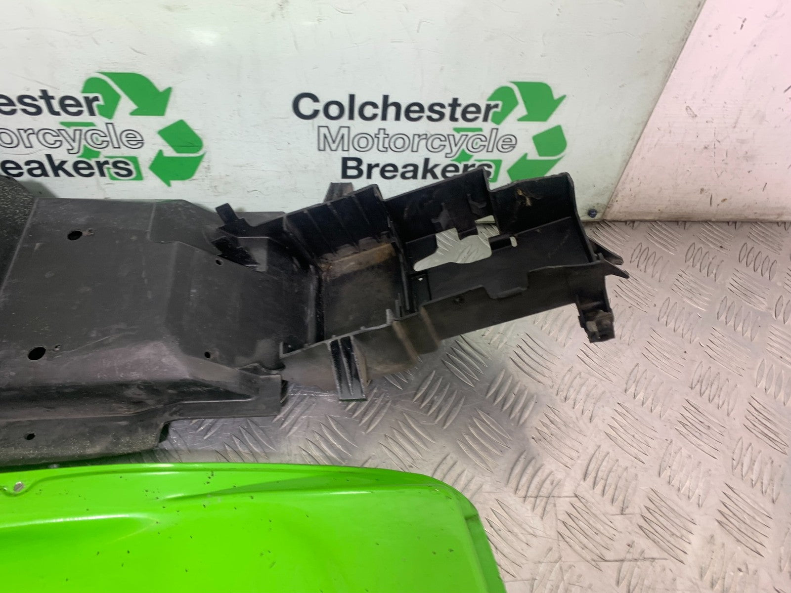 KAWASAKI ZX9R ZX9 C UNDERTRAY  YEAR 1998-99 (CMB1213)