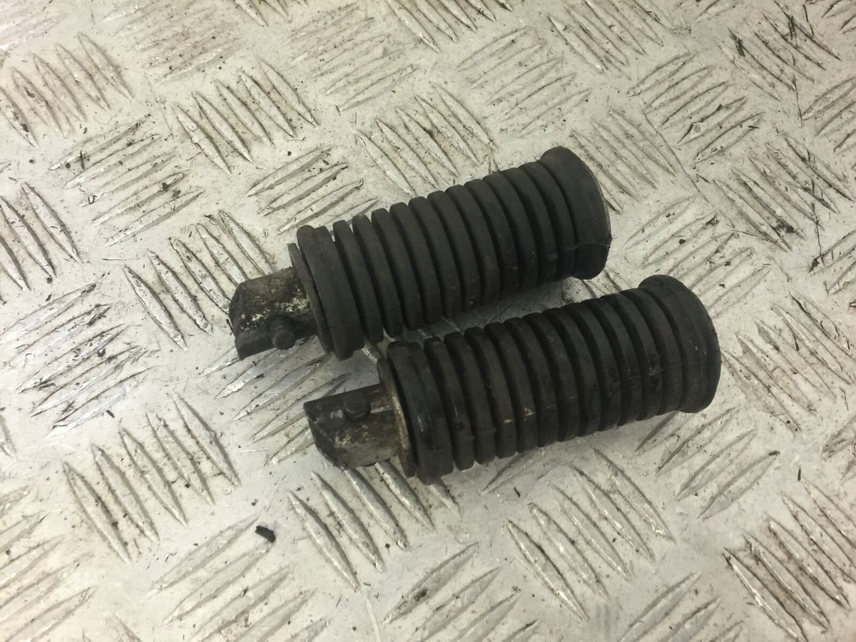SUZUKI GZ125 GZ 125 MARAUDER REAR PEGS  YEAR 1998 2002  (STOCK 652)