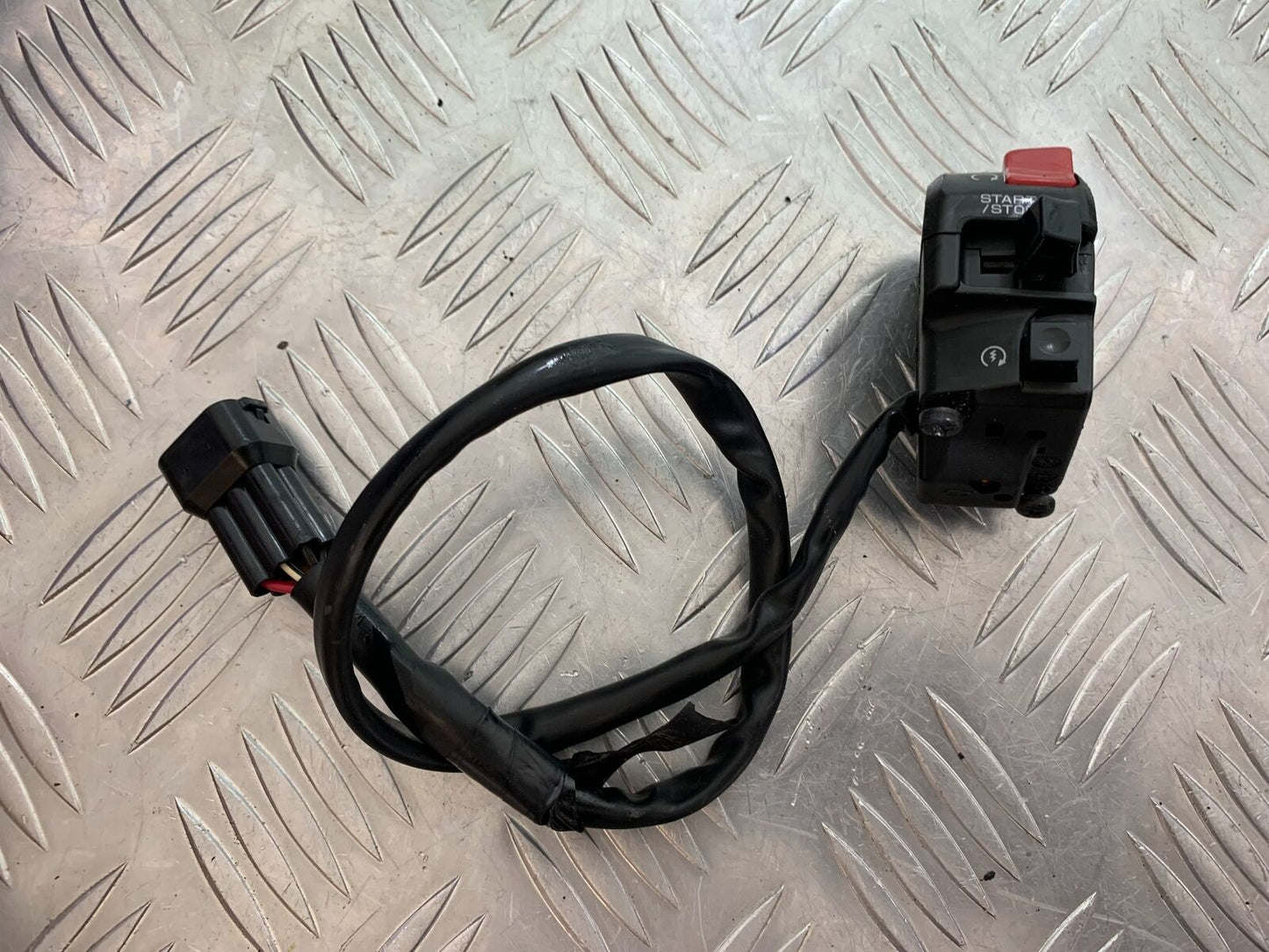 KAWASAKI ZX10R ZX 10R RIGHT SWITCH GEAR  YEAR 2016-2020 (CMB1015)