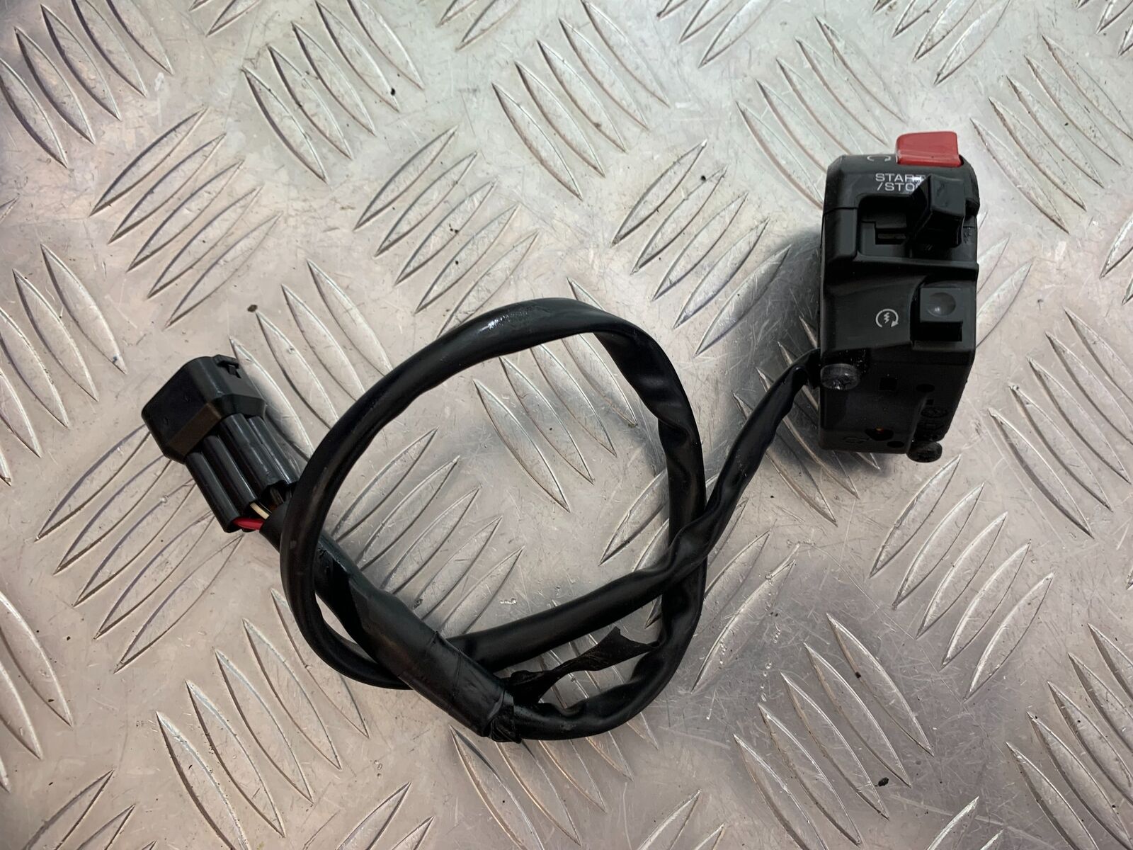 KAWASAKI ZX10R ZX 10R RIGHT SWITCH GEAR  YEAR 2016-2020 (CMB1015)