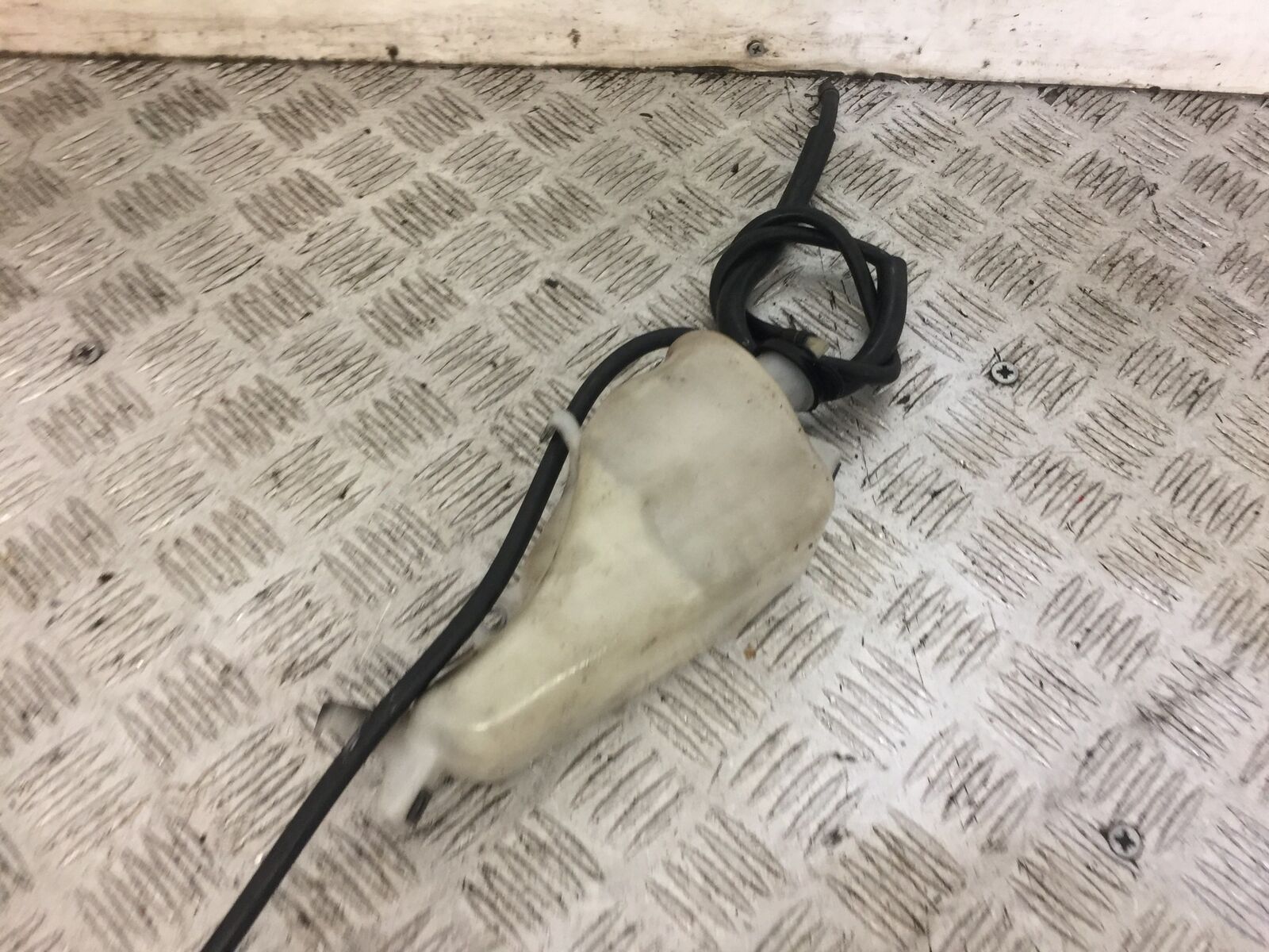 YAMAHA R6 5SL COOLANT BOTTLE  YEAR 2004 (STOCK 666)