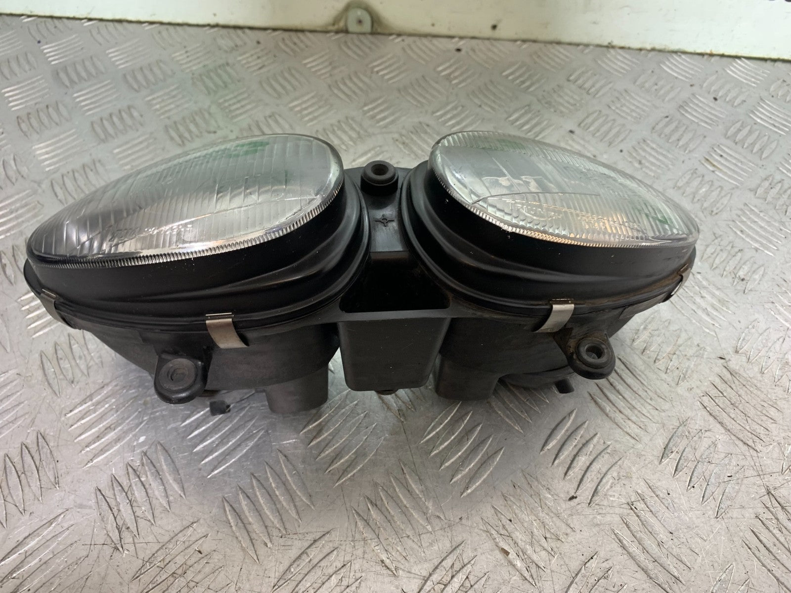 TRIUMPH 955I SPRINT RS HEADLIGHT YEAR 1999-03 (CMB1313)