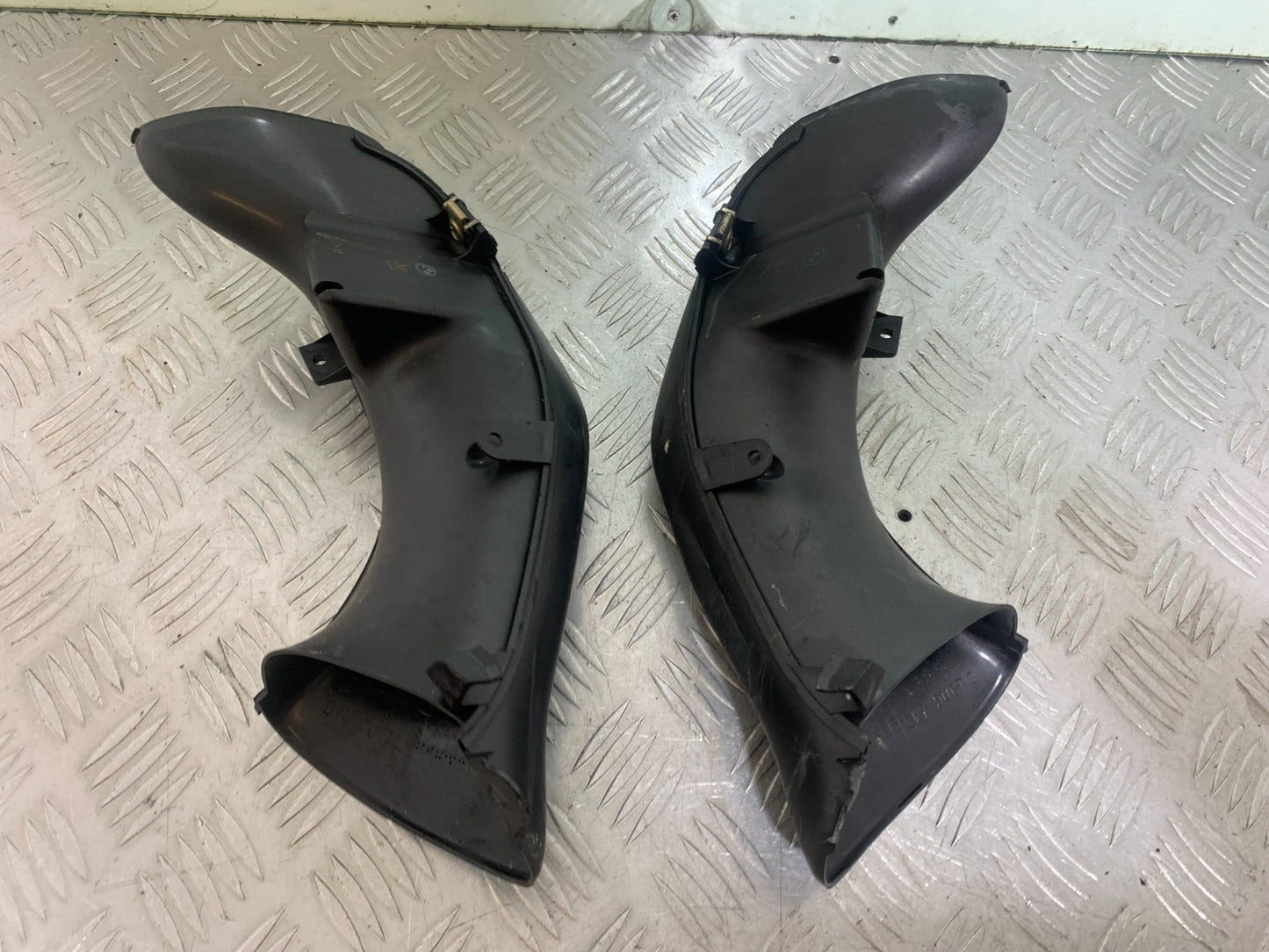 YAMAHA YZF R1 LEFT AND RIGHT AIR TUBES YEAR 2004-2006 (CMB1155)