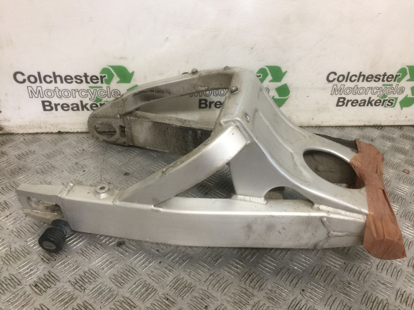 YAMAHA R6 5EB SWINGARM   YEAR 1999-2002 (STOCK 891)