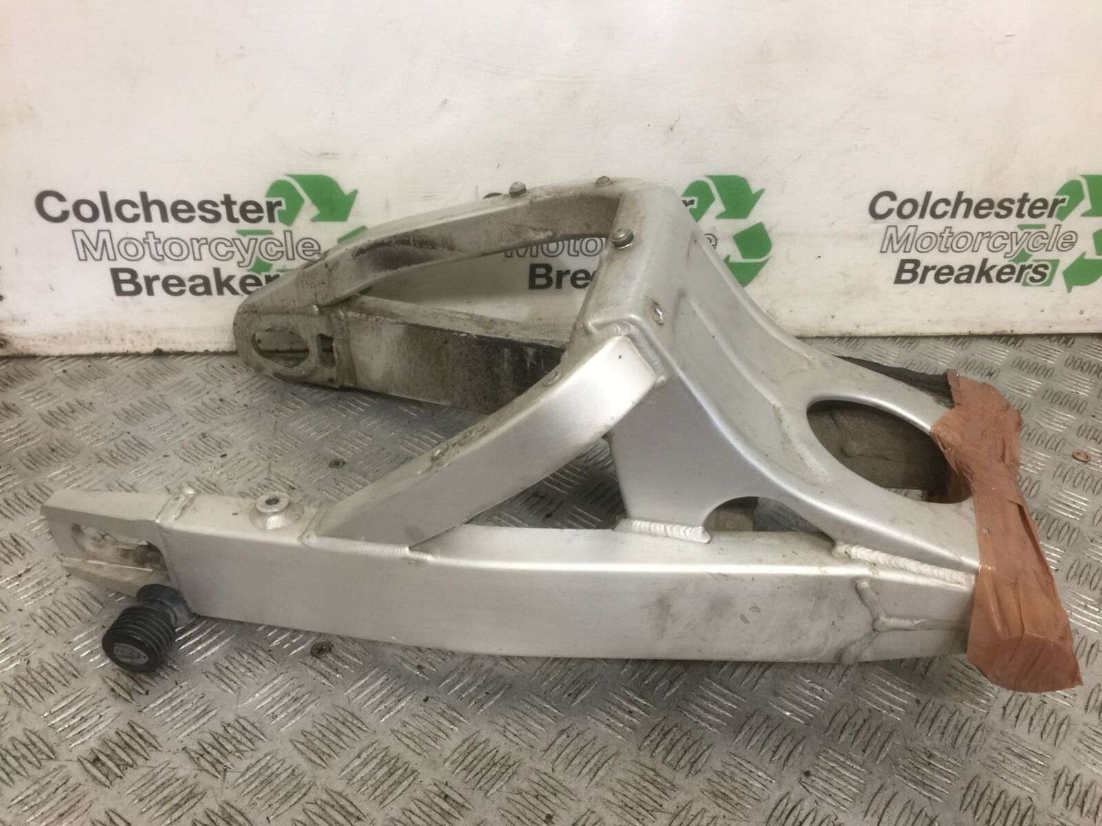 YAMAHA R6 5EB SWINGARM   YEAR 1999-2002 (STOCK 891)