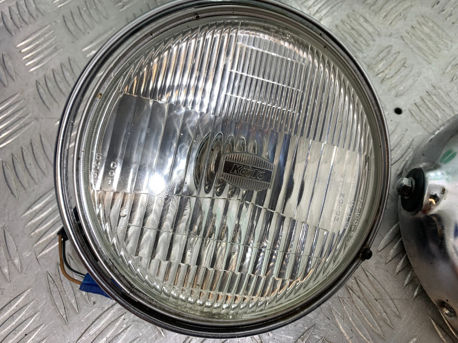 SUZUKI GSF1200 GSF 1200 BANDIT HEADLIGHT AND BACKING YEAR 2001-2004 (CMB1188)