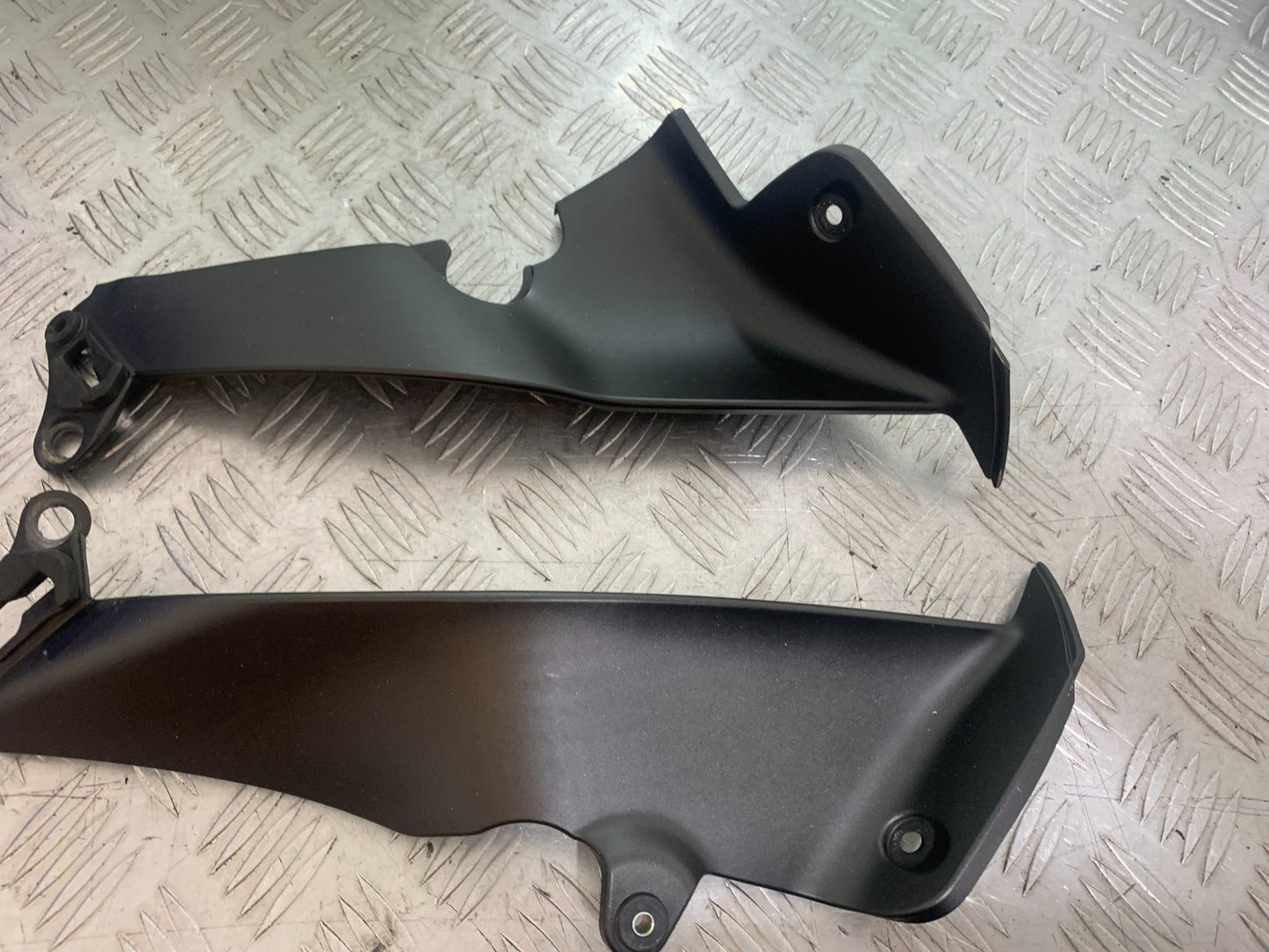 YAMAHA YZF R1 14 B BIG BANG LEFT AND RIGHT INFILL COVERS   2009-14 (CMB1175)