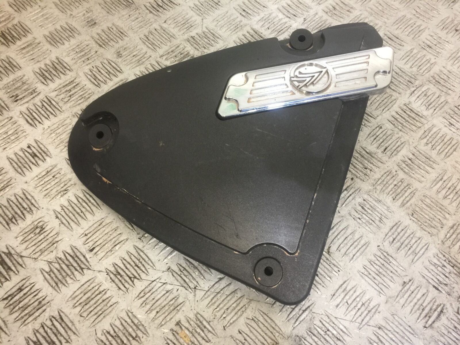 KEEWAY SUPERLIGHT 125 RIGHT SEAT PANEL YEAR 2017 (STOCK 694)