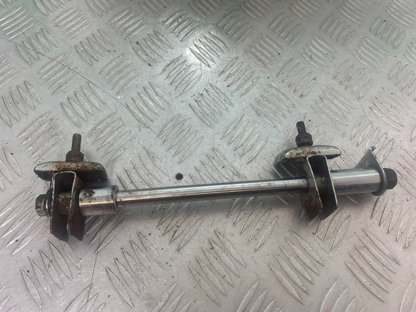 PIONEER XF250 REAR WHEEL SPINDLE  YEAR 2009 (CMB1143)