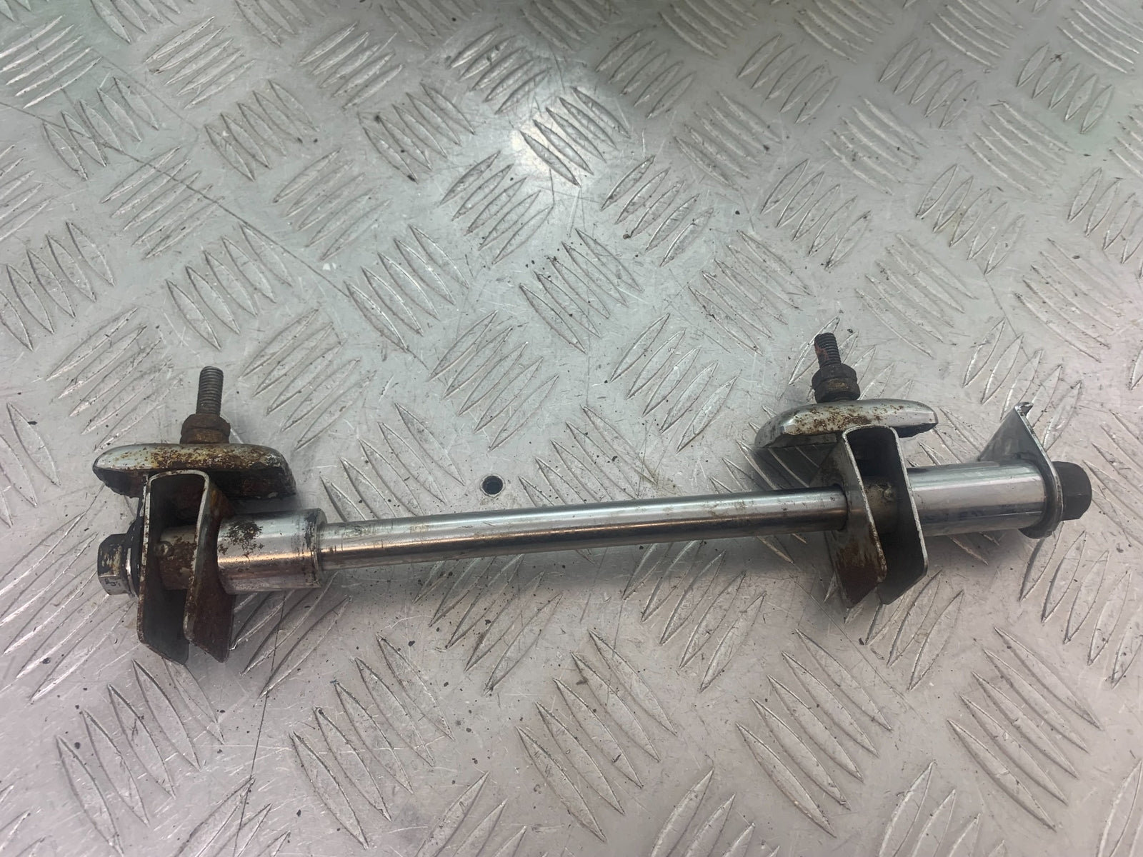 PIONEER XF250 REAR WHEEL SPINDLE  YEAR 2009 (CMB1143)