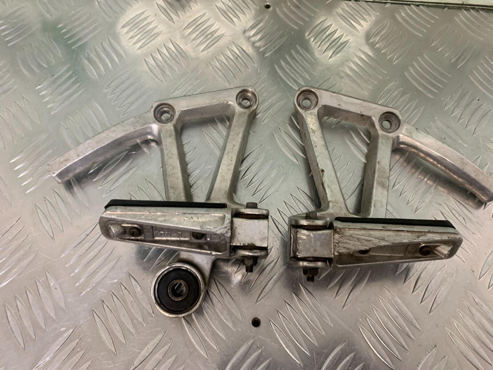 YAMAHA FZS600 FAZER 600 REAR HANGERS AND PEGS  YEAR 1998-2001 (STOCK 958)
