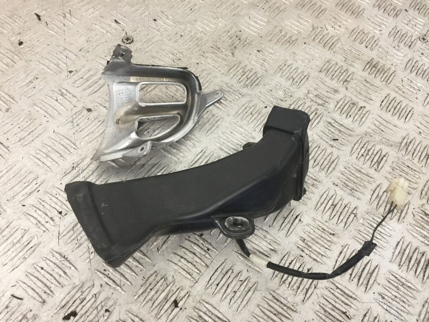 HONDA GL1800 GL 1800 RIGHT AIR DUCT & CHROME COVER YEAR 2004-10 ABS (STOCK 890)