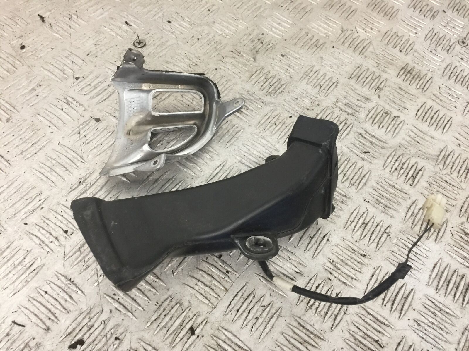 HONDA GL1800 GL 1800 RIGHT AIR DUCT & CHROME COVER YEAR 2004-10 ABS (STOCK 890)