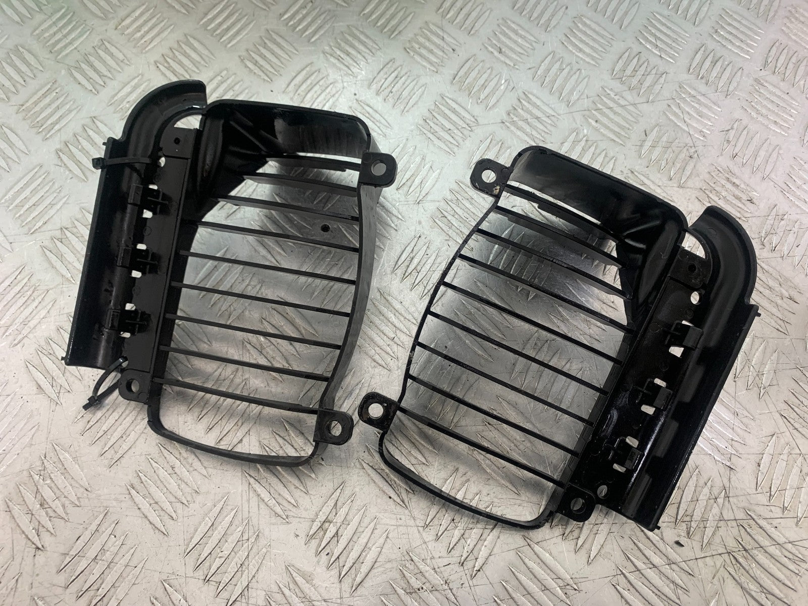 PIAGGIO VESPA GTS 125 LEFT & RIGHT RADIATOR GRILLS YEAR 2009-14 (CMB1261)