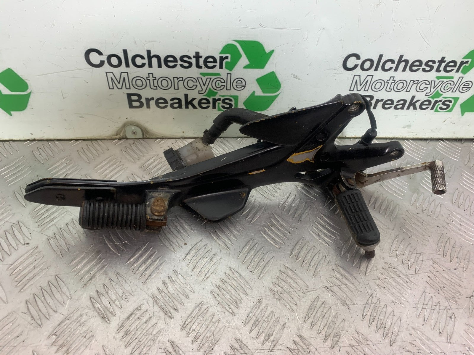 HONDA CBF600 CBF 600 RIGHT HANGER AND PEGS  YEAR 2004-07  (CMB1305)