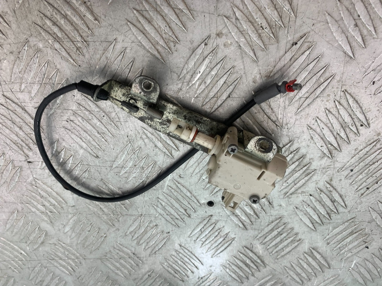 APRILIA 650 PAGASO STRADA TANK LID CATCH AND CABLE   YEAR 2005-2010 (CMB1260)