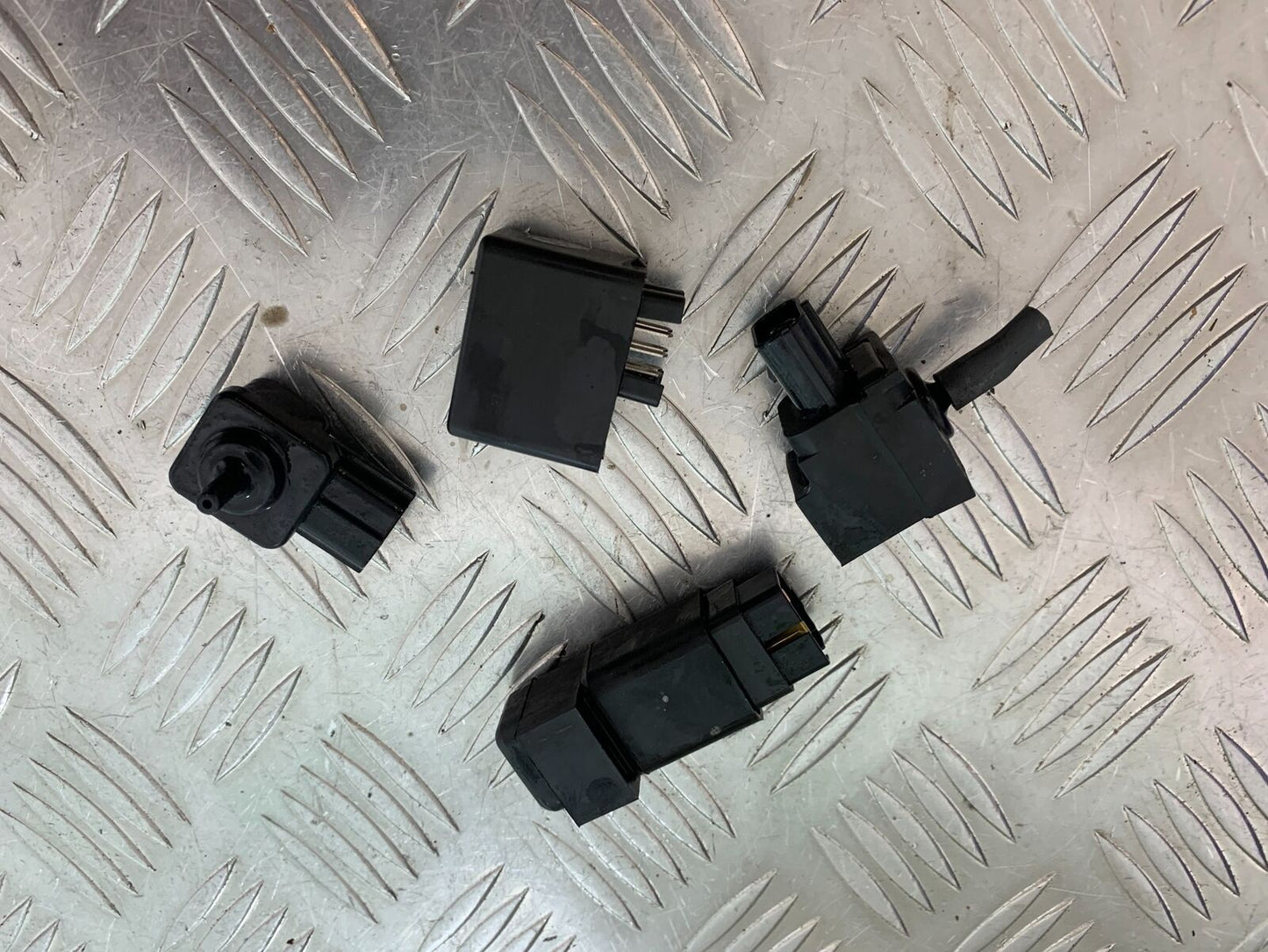 SUZUKI GSX1400 GSX 1400 RELAYS  YEAR 2002-2006 (CMB1007)
