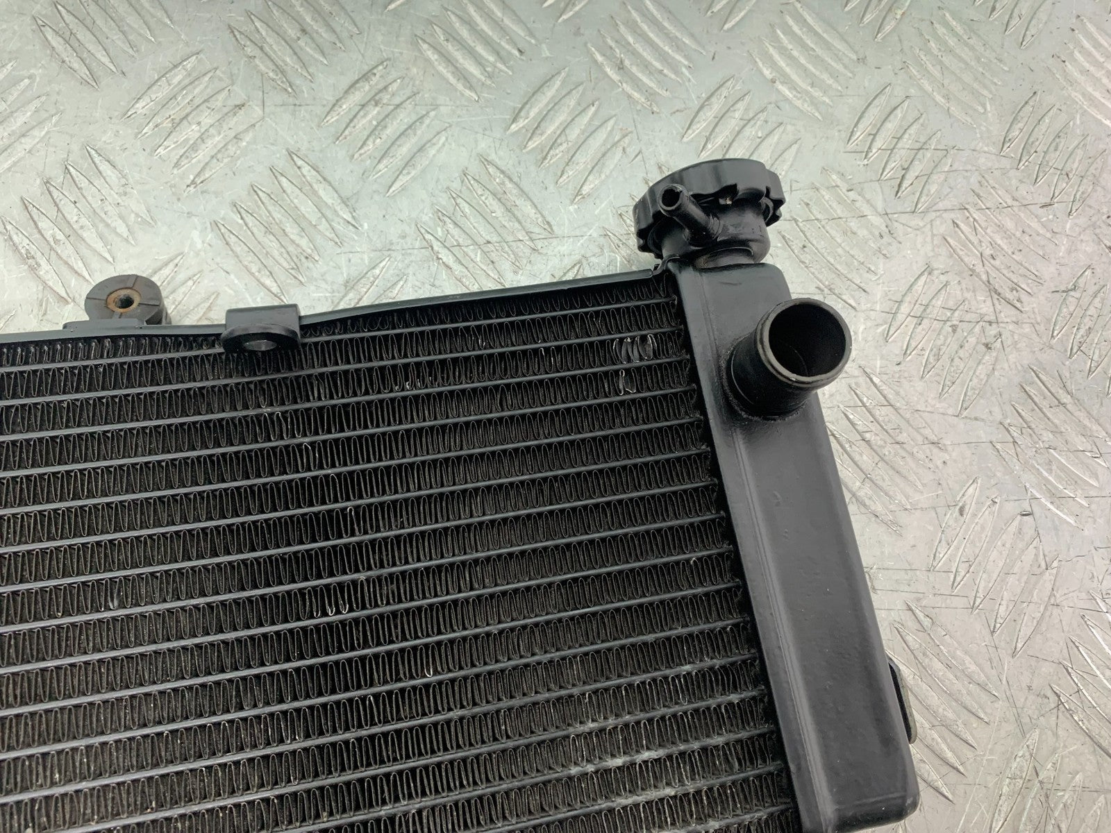 HONDA CB600 CB 600 HORNET RADIATOR   YEAR 1998-2002 (CMB1297)