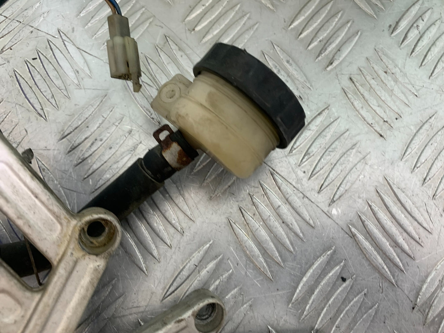 TRIUMPH T509 SPEED TRIPLE FRONT RIGHT HANGER  YEAR 1997-1998 (CMB1144)