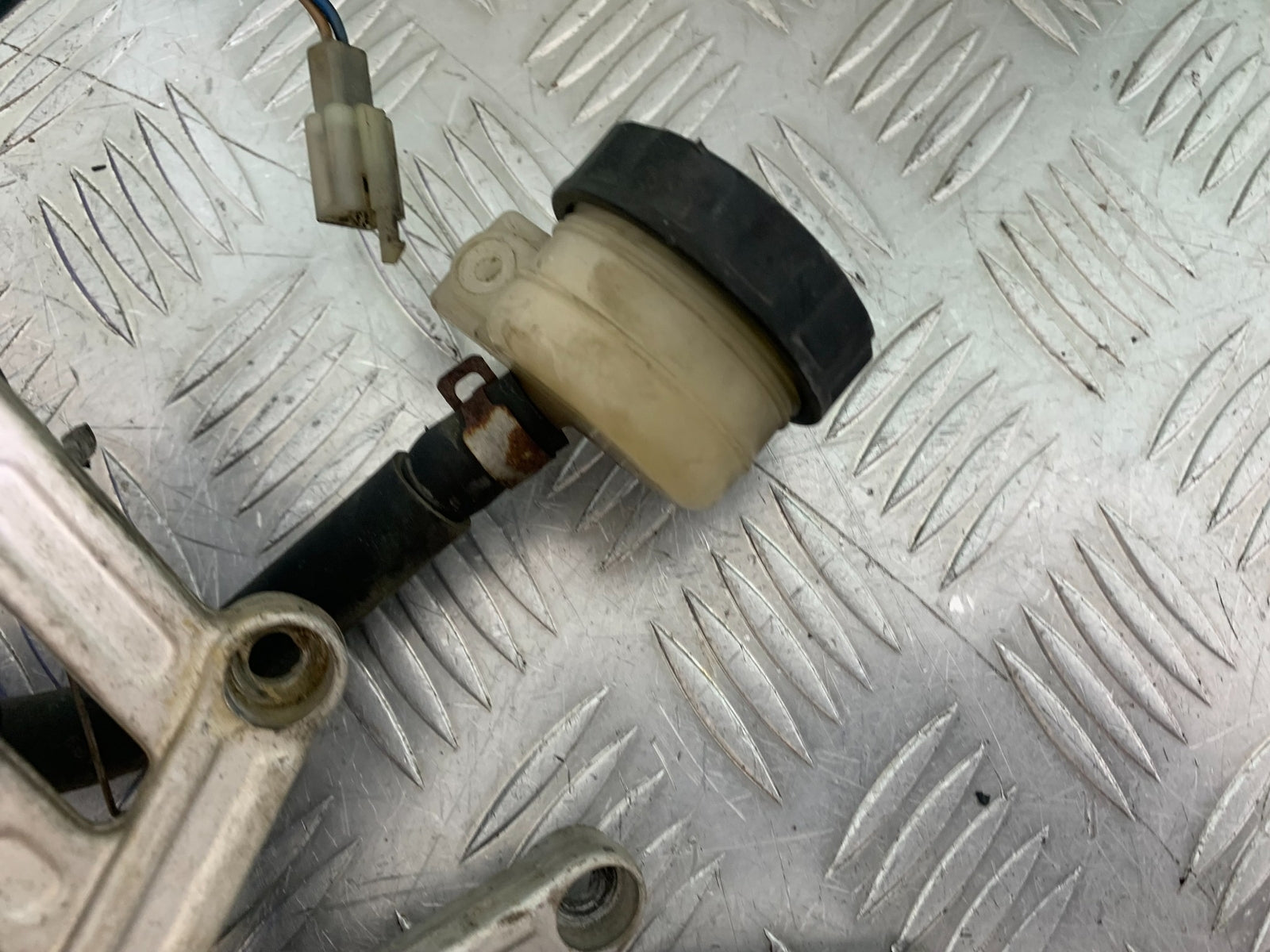 TRIUMPH T509 SPEED TRIPLE FRONT RIGHT HANGER  YEAR 1997-1998 (CMB1144)