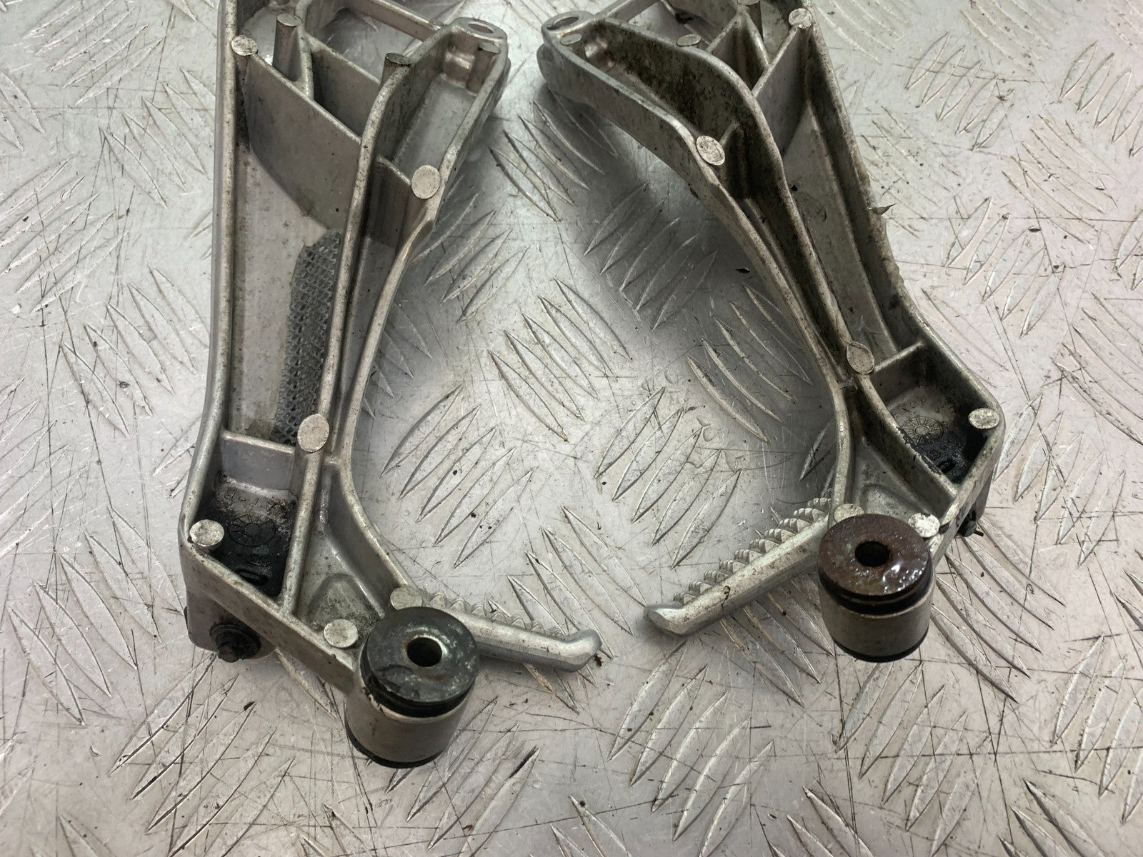 HONDA CBR1100 BLACKBIRD REAR HANGERS AND PEGS  YEAR 1999-2005 (CMB1232)