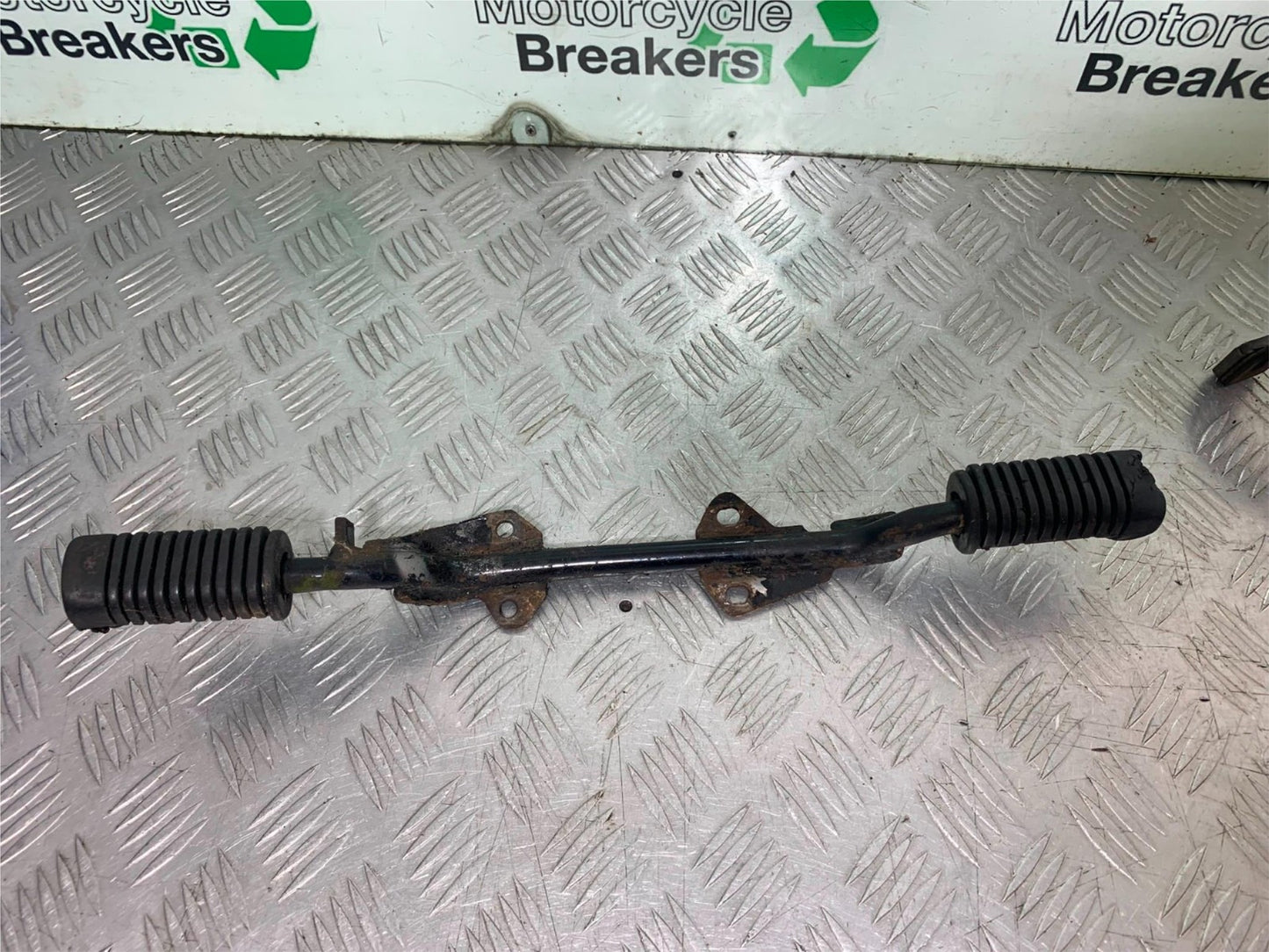 HONDA CG125 CG 125 FOOTPEG BAR YEAR 1998-2000 (CMB1282)