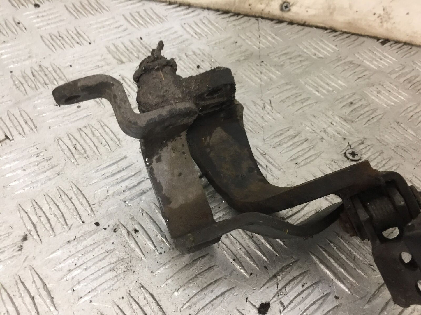 YAMAHA XTZ 750 SUPER TENERE RIGHT FRONT PEG HANGER  YEAR 1990-1995 (STOCK 889)