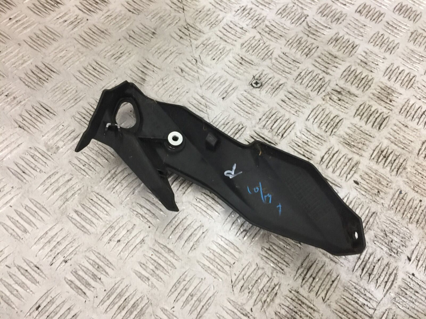 YAMAHA MT03 RIGHT INDICATOR MOUNT YEAR 2018  (STOCK 801)