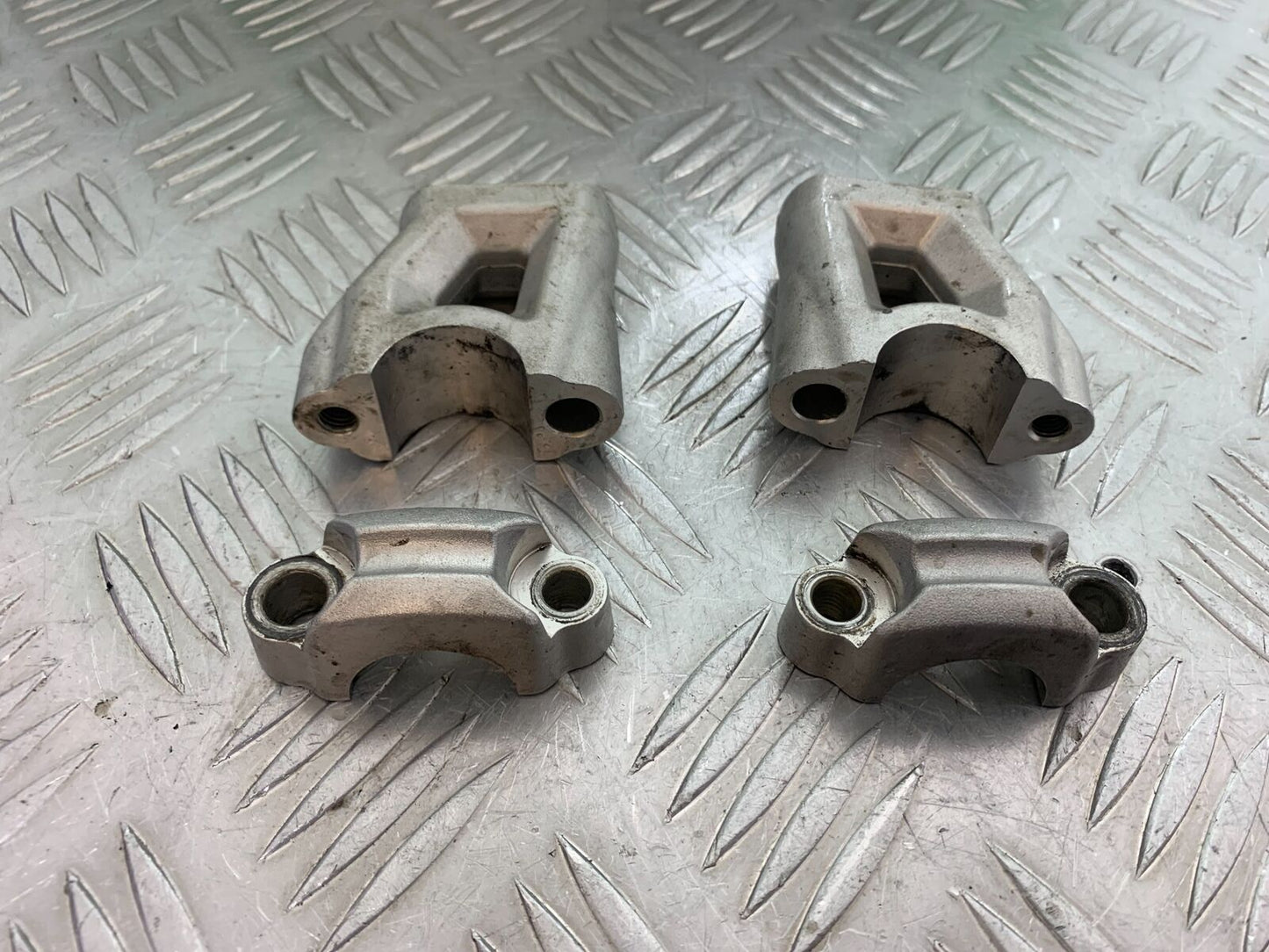 TRIUMPH TIGER 800 HANDLEBAR CLAMPS  YEAR 2011-2014 (CMB1113)
