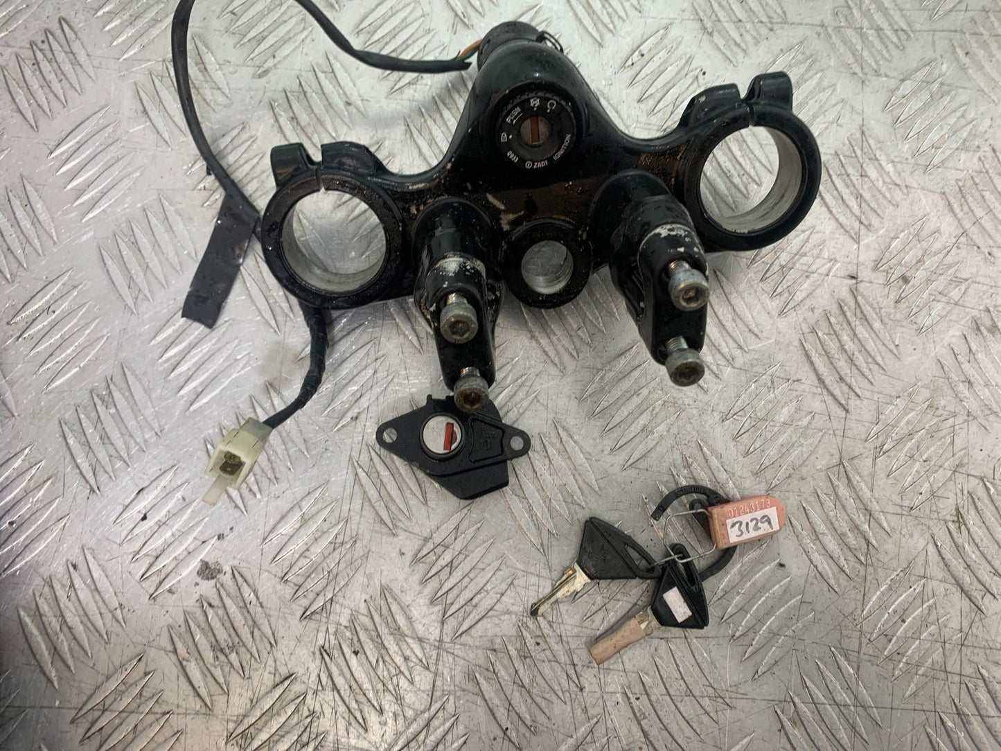 APRILIA 650 PAGASO STRADA LOCKS KEYS TOP YOKE   YEAR 2005-2010 (CMB1260)