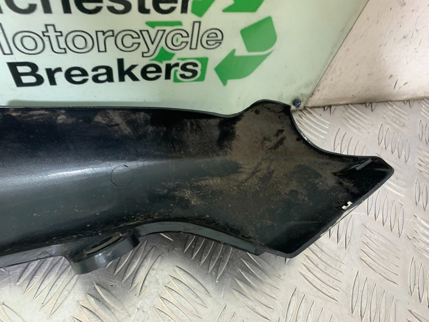 TRIUMPH 955i SPRINT ST LEFT SEAT PANEL YEAR 1999-04 (CMB1230)