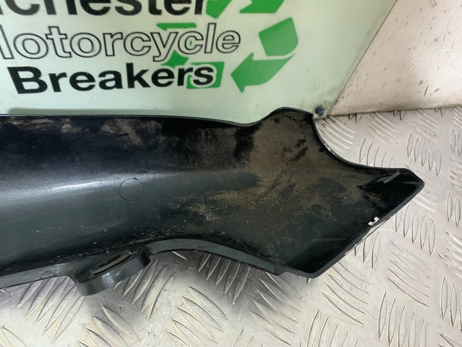 TRIUMPH 955i SPRINT ST LEFT SEAT PANEL YEAR 1999-04 (CMB1230)