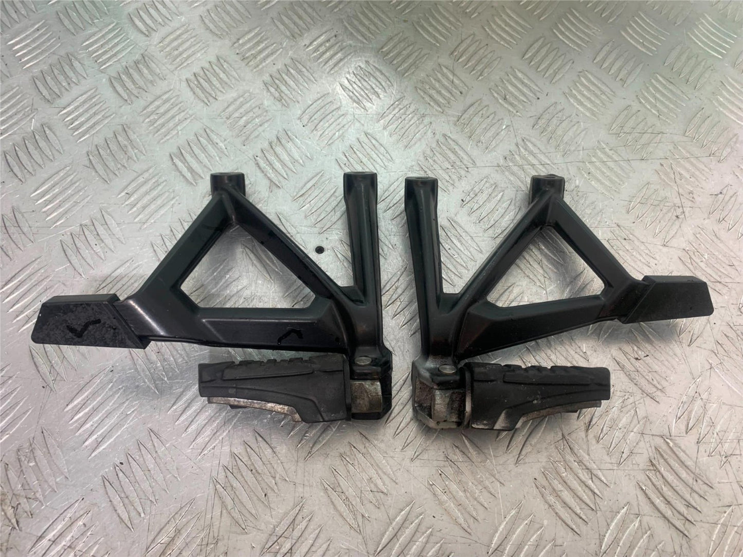 BMW R1200 R 1200 GS REAR HANGERS AND PEGS  YEAR 2013-2016 (CMB1257)