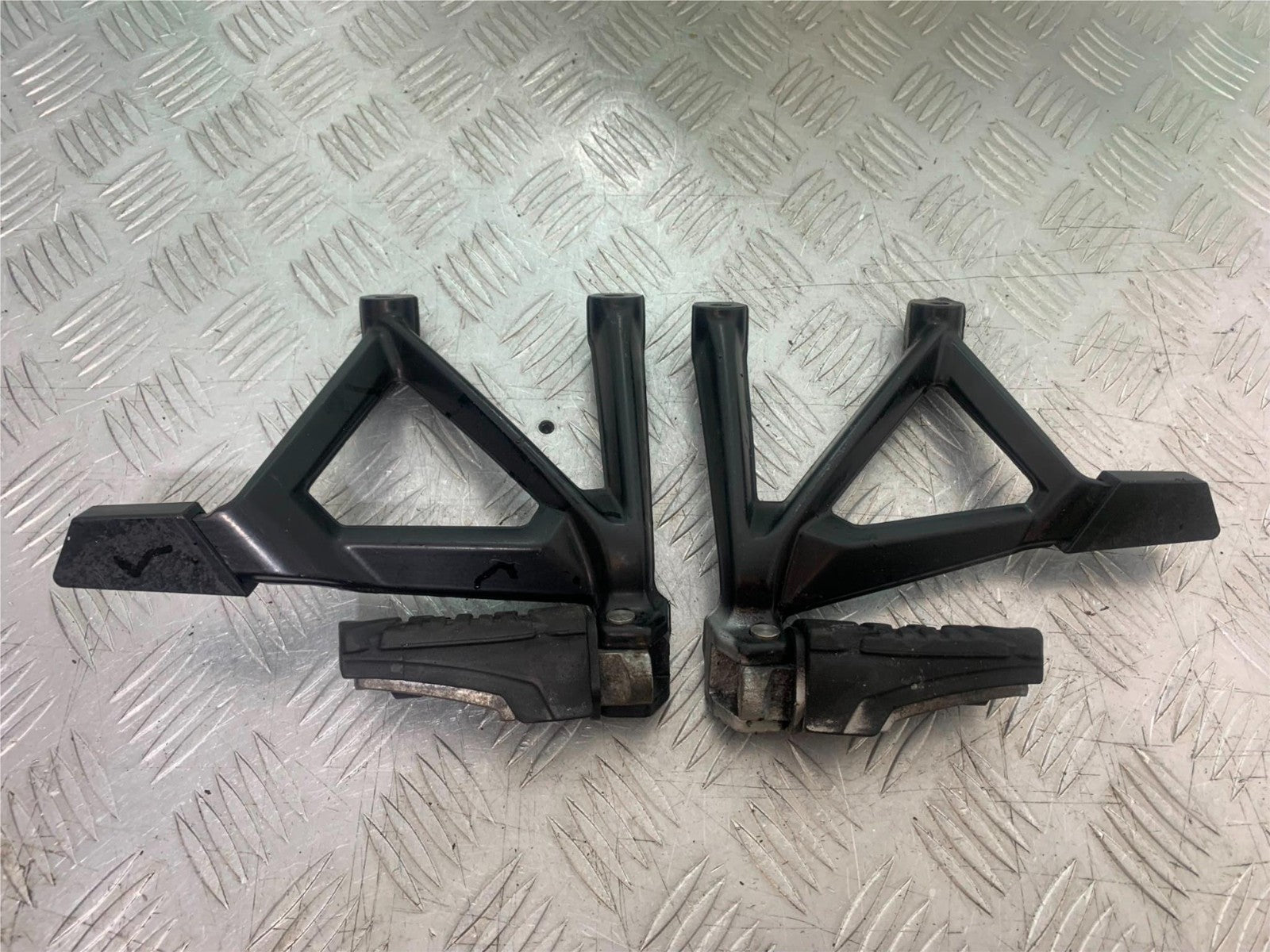 BMW R1200 R 1200 GS REAR HANGERS AND PEGS  YEAR 2013-2016 (CMB1257)