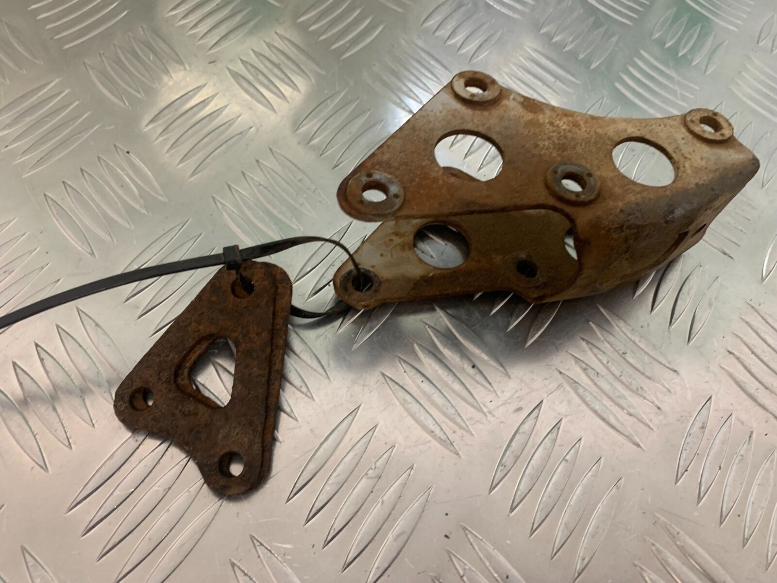 YAMAHA XT250 XT 250 ENGINE BRACKETS   YEAR 1980-1982  (STOCK 944)