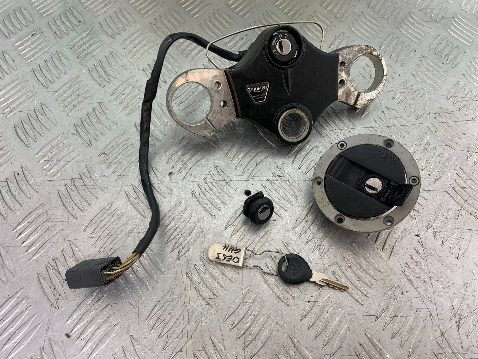 TRIUMPH 1050 SPRINT GT LOCKS AND KEY   YEAR 2010-2016 (CMB1250)