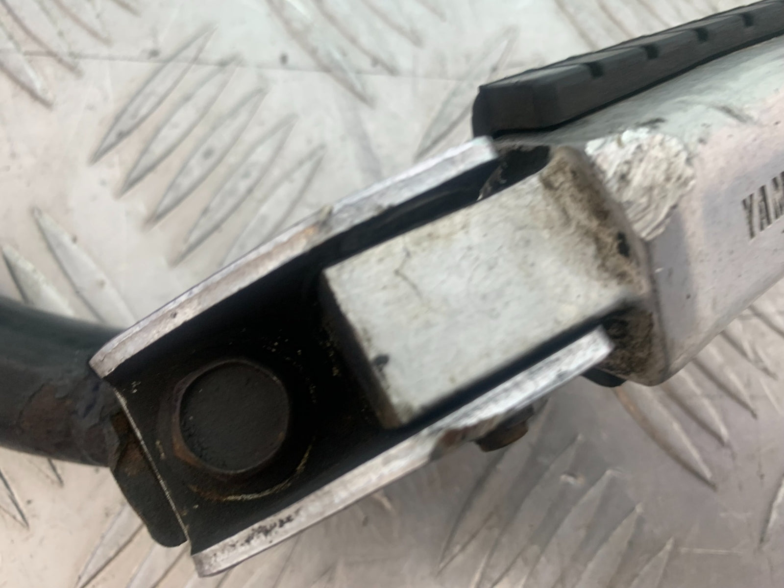 YAMAHA XV535 XV 535 VIRAGO LEFT REAR FOOTPEG & MOUNT   YEAR 1994-02 (CMB1162)