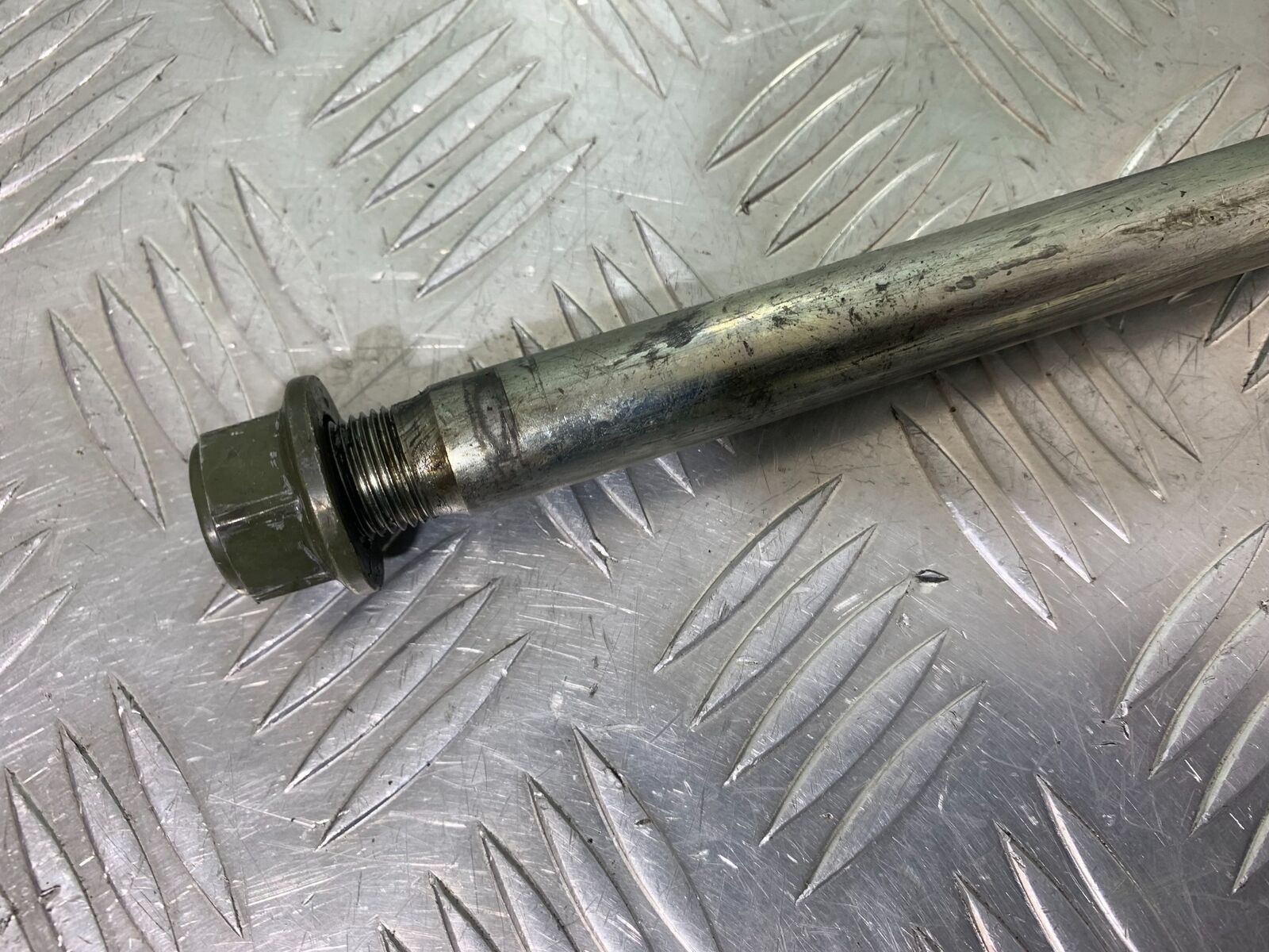 YAMAHA XJR1300 XJR 1300 SWINGARM SPINDLE 1999-2003 (CMB1119)