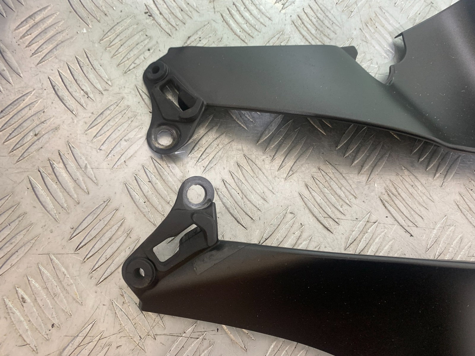 YAMAHA YZF R1 14 B BIG BANG LEFT AND RIGHT INFILL COVERS   2009-14 (CMB1175)