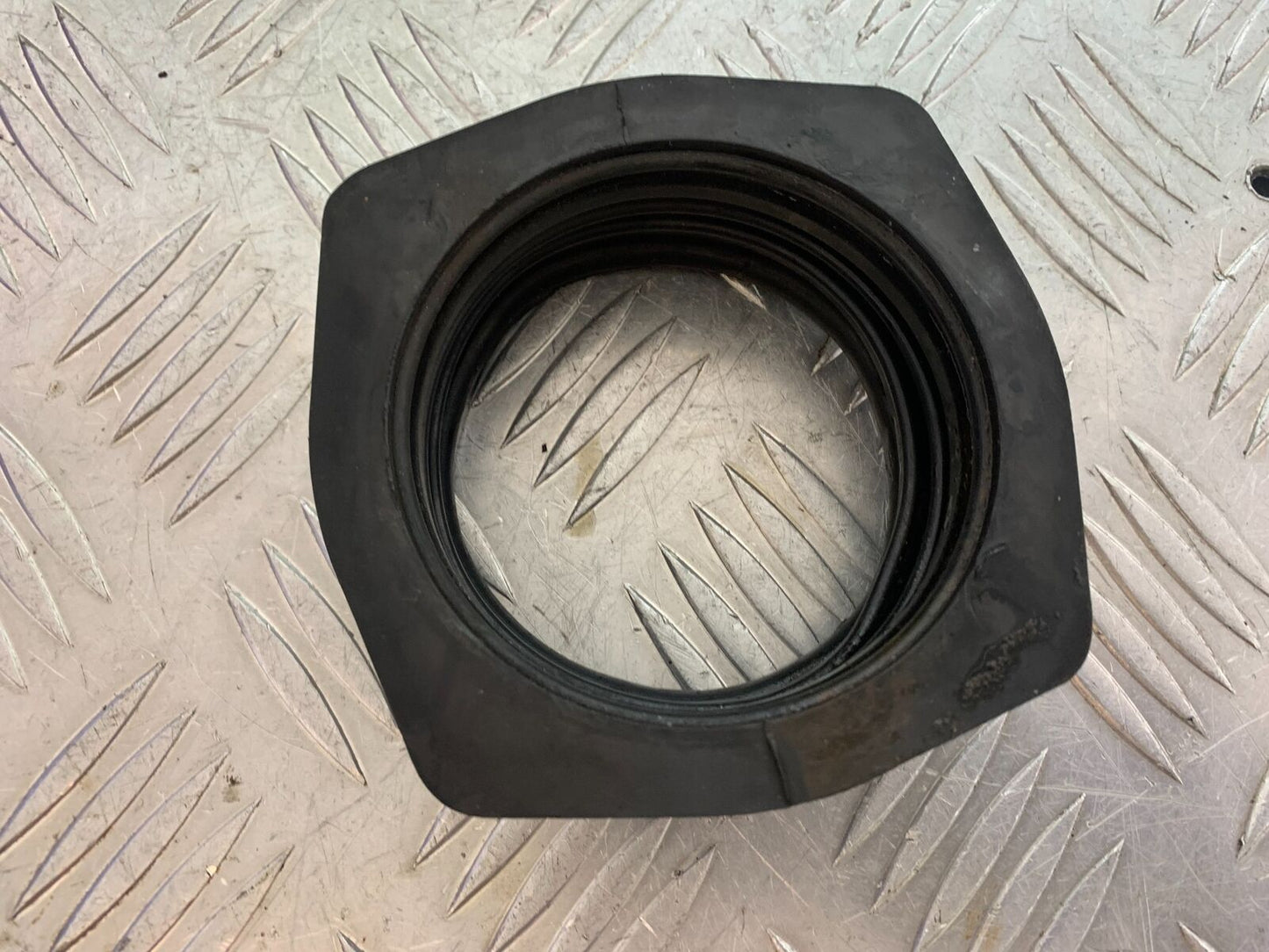 SUZUKI VS1400 VS 1400 INTRUDER SWINGARM RUBBER  YEAR 1988 (CMB1077)