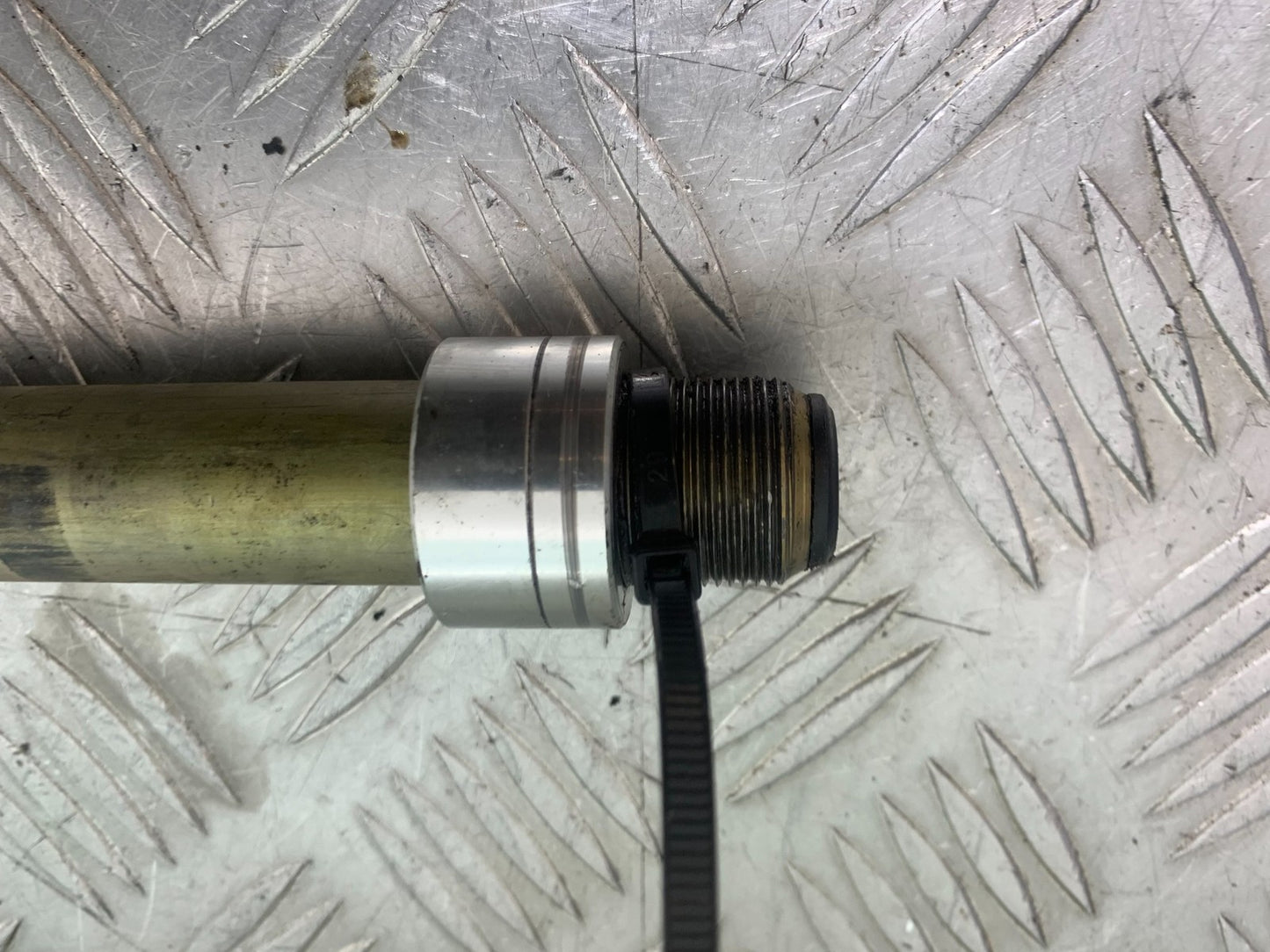 TRIUMPH 955i SPRINT ST FRONT WHEEL SPINDLE 1999-2004 (CMB1176)