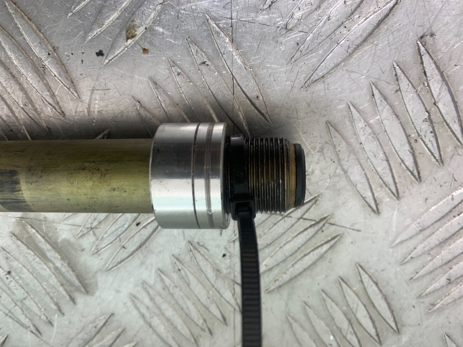 TRIUMPH 955i SPRINT ST FRONT WHEEL SPINDLE 1999-2004 (CMB1176)