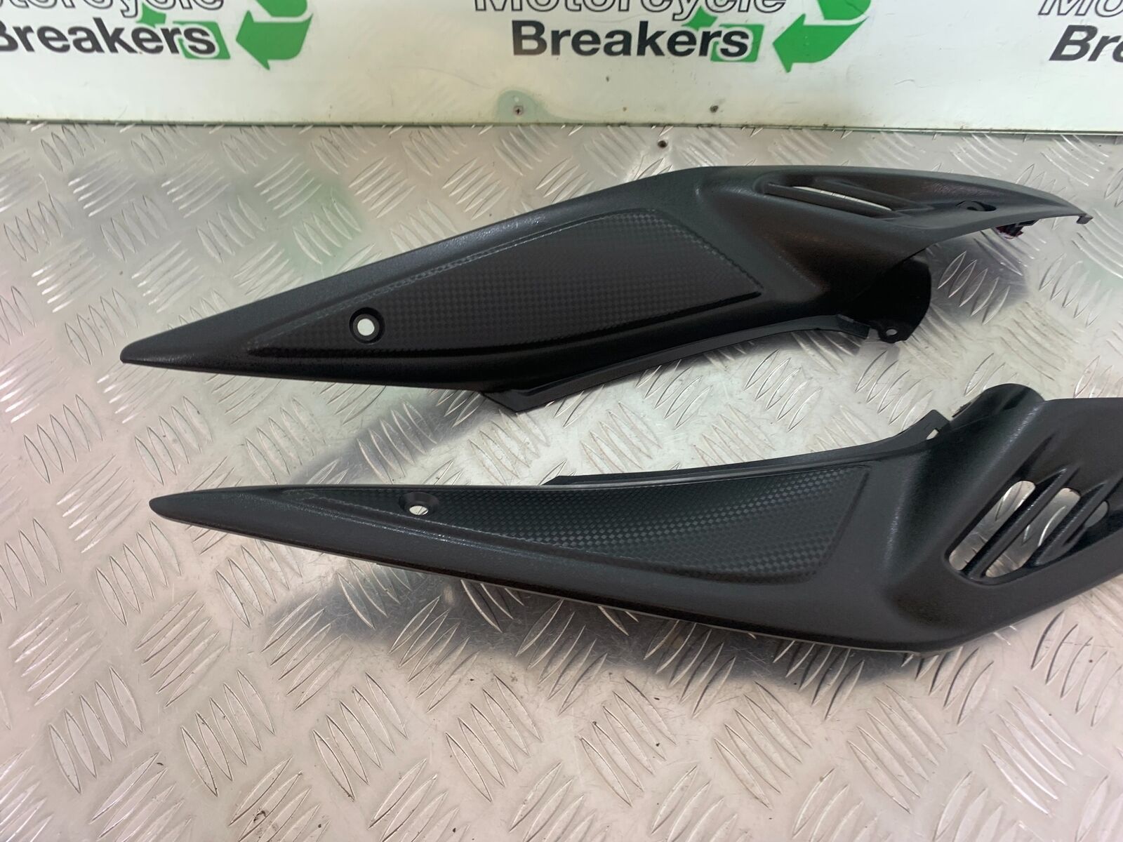 SUZUKI DL 650 V-STROM LEFT AND RIGHT SIDE VENTS    YEAR 2016 (STOCK 996)