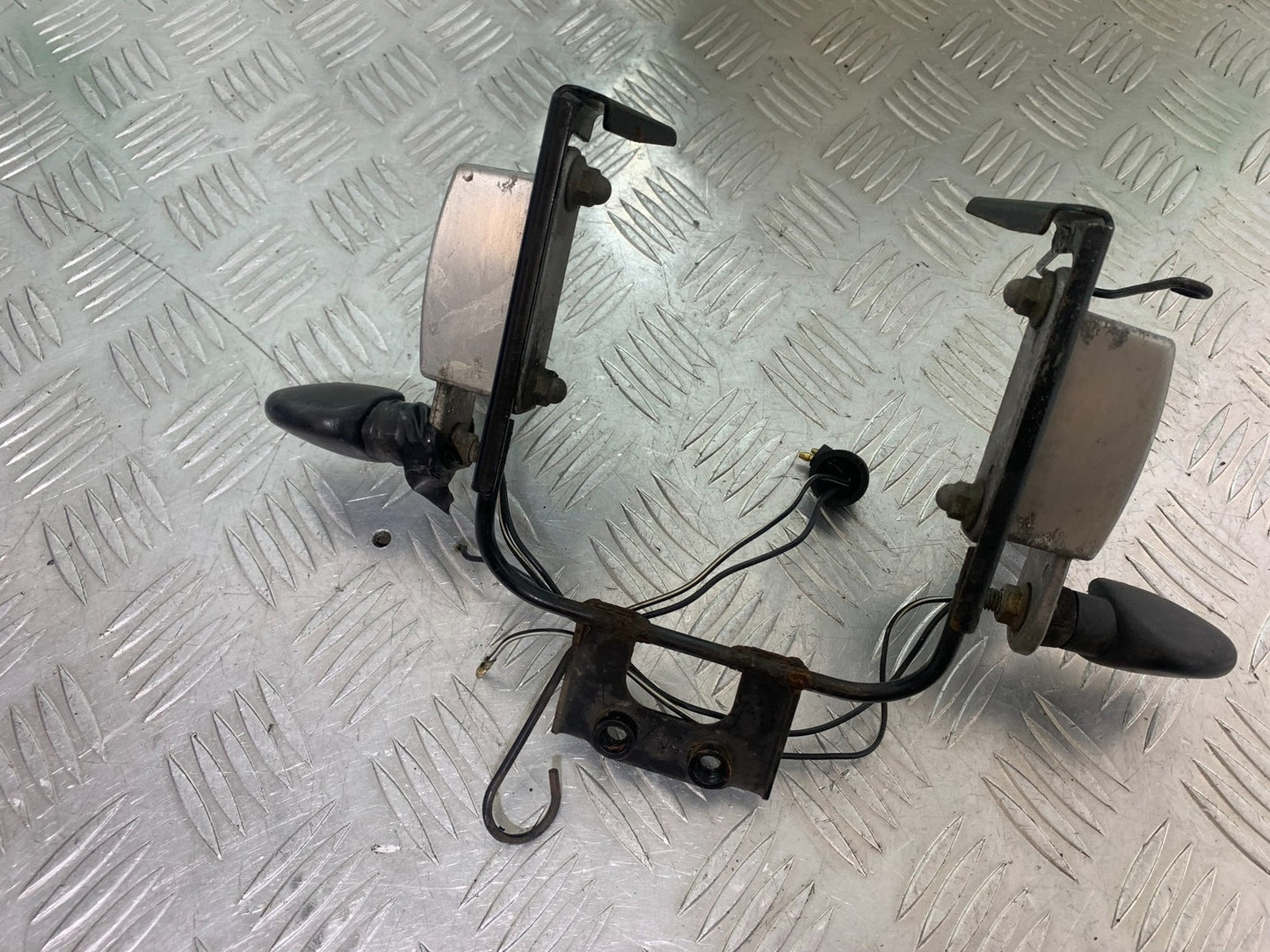 YAMAHA XJR1300 XJR 1300 HEADLIGHT BRACKET   YEAR  1999-2003 (CMB1119)