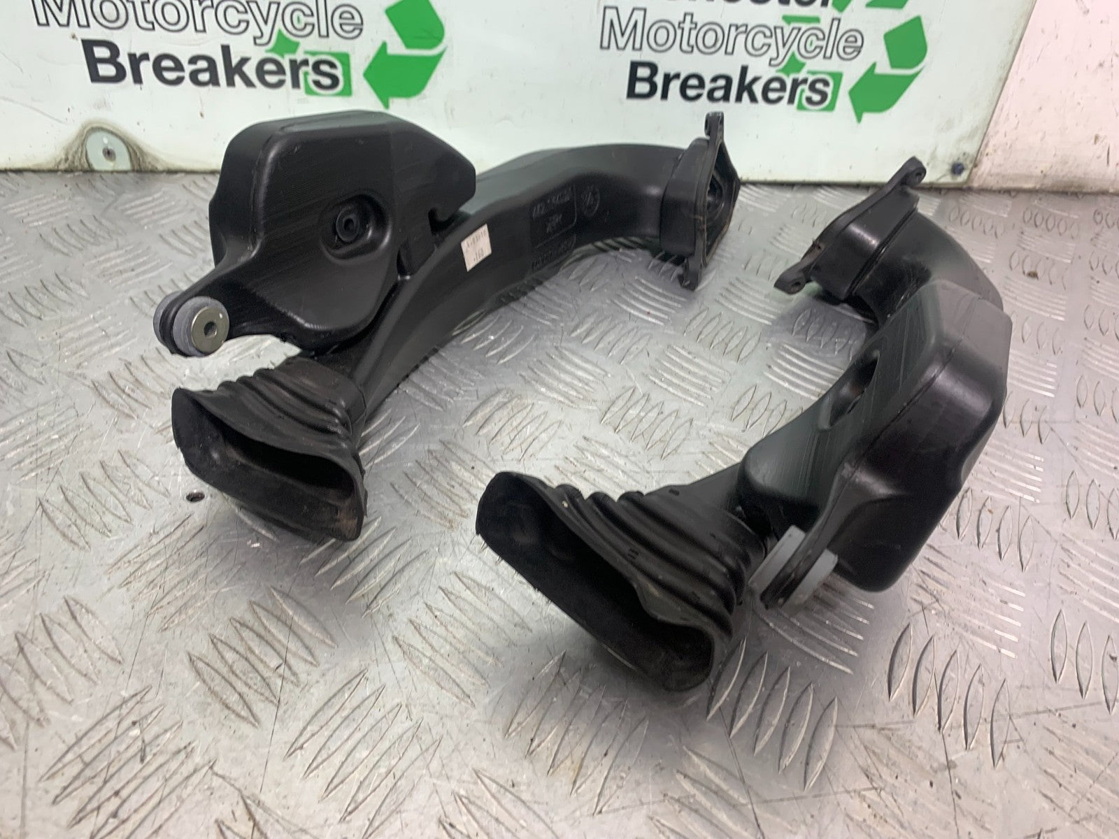 DUCATI 1198 S AIR TUBES  YEAR 2009-2011 (CMB1219)