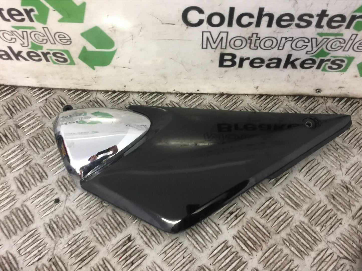 SUZUKI GSF600 GSF 600 BANDIT LEFT SIDE PANEL  YEAR 2002 STOCK 443